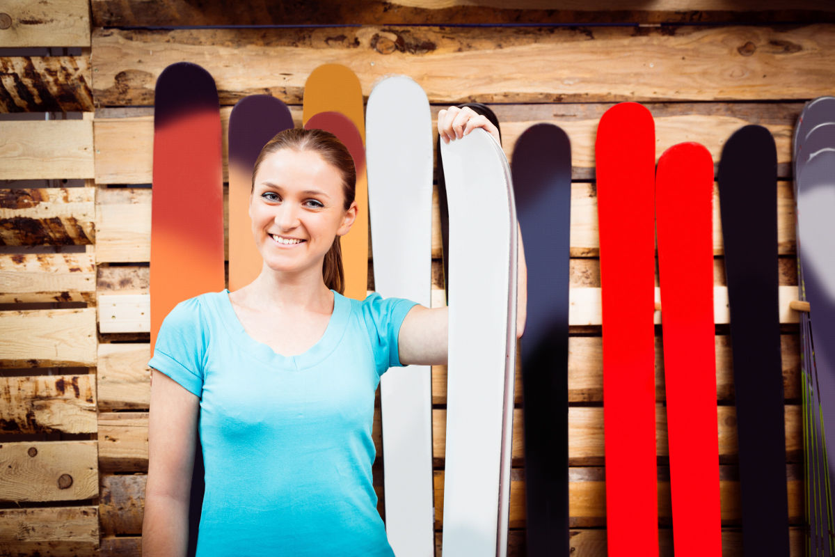 salesperson selling skis-27004237_XXXLarge.e796de60