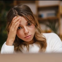 frustrated-confused-young-woman-manager-500-500